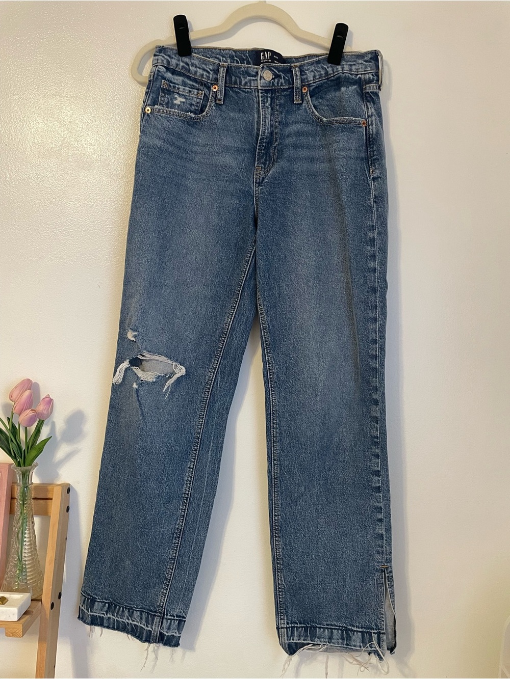 Gap Jeans 90s loose fit long size 4 with hole in right leg